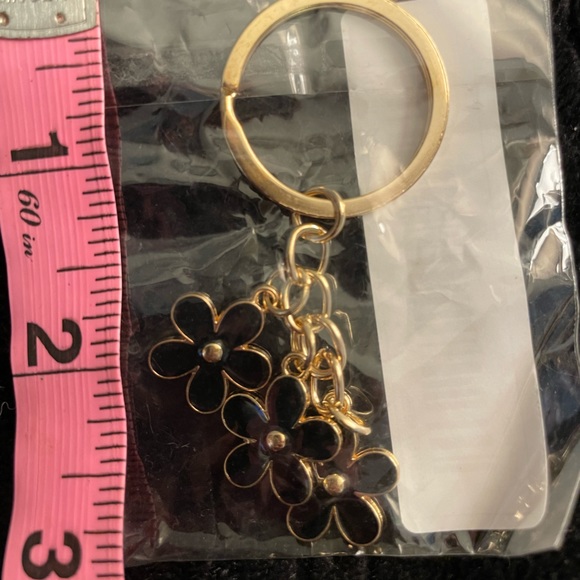 DELICATE + DAINTY | Black Flower Bag Charm | Keychain (Brand New!) ✨ - Picture 4 of 5